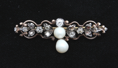 BROSCH, 14k guld med diamanter och 2 pärlor, ca 6,2 gram.