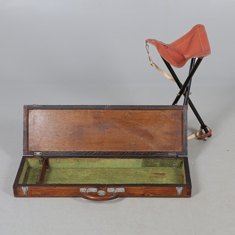 A MODERN 'GAMEBIRD' SHOOTING STICK, AND A MID-20TH CENTURY GUN CASE ...