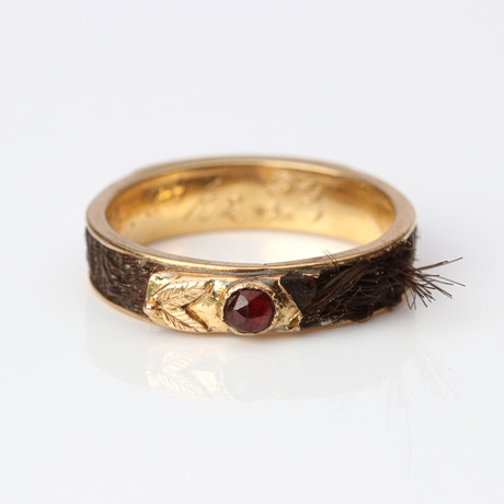 ANTIK RING MED FLÄTAT HÅR. 18k guld med en röd sten och hår inlagt i ...