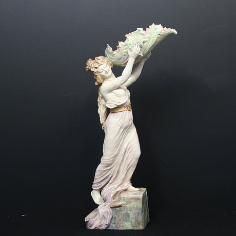 BLOMSTERUPPSATS/SKULPTUR, glaserad keramik, troligen Italien, 18/1900-tal. på auktion hos Gomér & Andersson Linköping