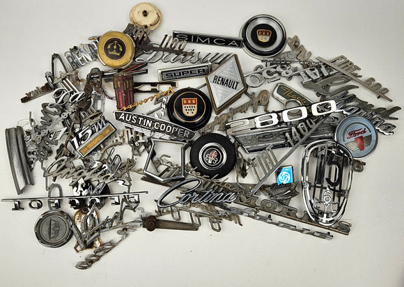 FORDONSMÄRKEN- OCH EMBLEM, bland annat Fiat, Renault, Corolla, Datsun, Morris.