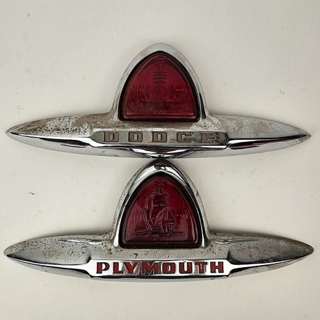 BAKLJUSEN, 2 st, metall och glas, Plymouth och Dodge, 1940-tal.