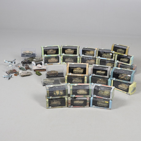 BOXED MODEL TANKS INCLUDING DRAGON ARMOR. Toys - Other toys - Auctionet
