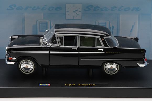 MODELLBIL, Opel Kapitän, Revell, skala 1:18.