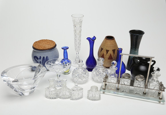 GLASS/CERAMIC OBJECTS, 16 pieces in total. Miscellaneous ...