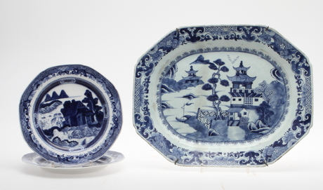 STEKFAT och TALLRIKAR, ett par, porslin. Kina, Qianlong 1736-95.