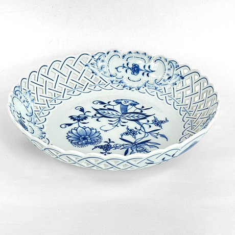 GRAF VON HENNEBERG GESCHIRR MIT ZWIEBELMUSTER, DDR. 102 TEILE