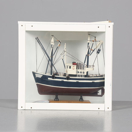 MODEL SHIP, in booth. Collectables - Technica & Nautica - Auctionet