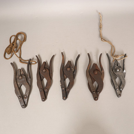 FIVE PAIRS OF WORLD WAR TWO AND LATER FOLDING WIRE CUTTERS (5). Weapons ...