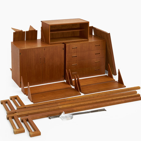 HYLLSYSTEM, teak, 1900-talets mitt. på auktion hos Crafoord Auktioner Stockholm