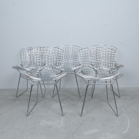 Fem stolar i Still av Harry Bertoia.