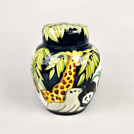 LISA LARSON. figurin, 