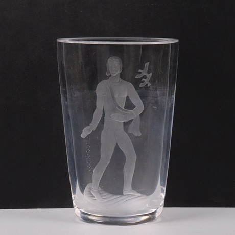 SVEN PALMQVIST. Orrefors, vas i glas med dekor av man som sår.