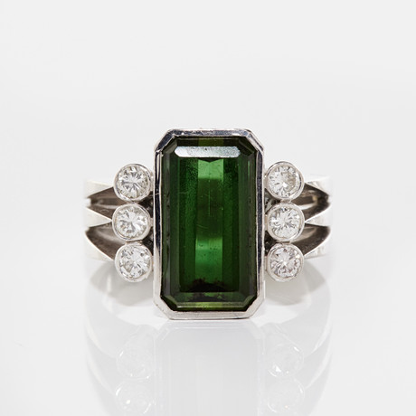 ENGELBERT. Ring, 18K vitguld med en grön turmalin och diamanter ...