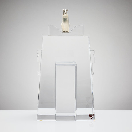 GUNNAR CYRÉN. "Tempel med sittande jaguar", skulptur, Orrefors 1988, slipat klarglas med jaguar i silver.