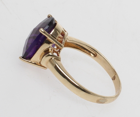 RING, 14k guld med fasettslipad lila sten. Vikt 6,4 gram.