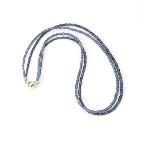 SAFIRHALSBAND. Stenhalsband, 2-radigt med fasetterade safirer ca 2-3,5 mm. på auktion hos Skånes Auktionsverk