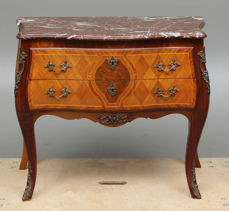 BYRÅ, med stenskiva, Louis XV-stil, 1900-tal.