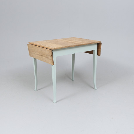 A folding table, turned legs, first half of the 20th century. Furniture ...