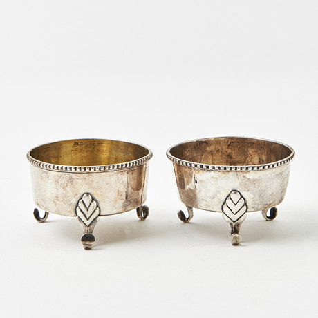 SALTKAR, ett par snarlika, silver, ett av Nils Nordlöf, Härnösand 1794 och ett med otydliga stämplar från 1777 på auktion hos Stockholms Auktionsverk Magasin 5