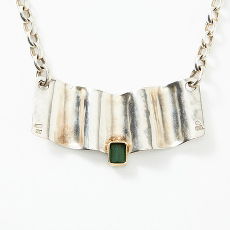 HALSBAND, sterlingsilver, ankarlänk med veckat mittparti och med infattad smaragdslipad buteljfärgad turmalin på auktion hos Stockholms Auktionsverk Magasin 5