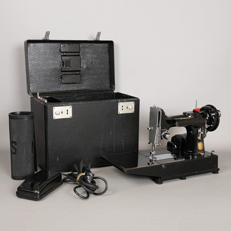 A MID 20TH CENTURY SINGER FEATHERWEIGHT MODEL 222K PORTABLE SEWING ...