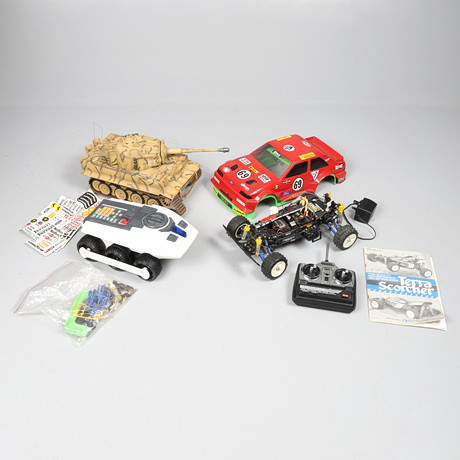 EN ÅRGÅNG 1998 TAMIYA TERRA SCORCHER, BIG TRAK, PORSCHE OCH FORD BILKAROSSER OCH TYSK TIGER I TANK ETC.
