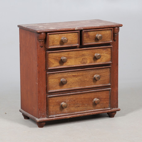 A SMALL SIZE CHEST OF TWO SHORT AND THREE LONG DRAWERS. Furniture ...