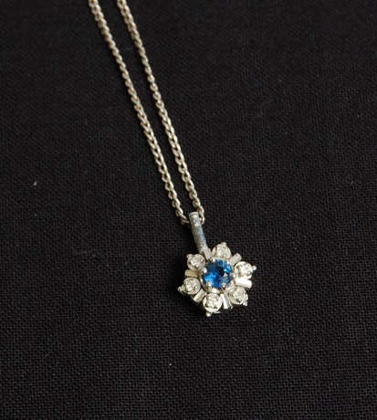 HÄNGE, 18 K, vitguld med blå sten, 6 st diamanter à 0,01 ct.