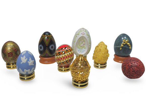 Collection of nine eggs in porcelain, hard stone, wood... Collectables ...
