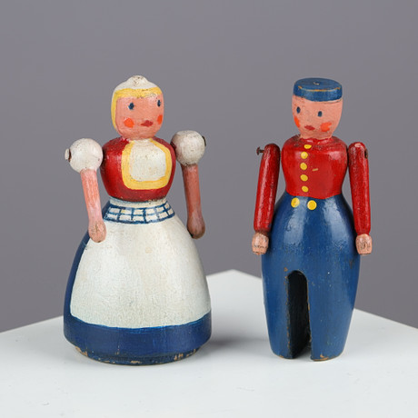 KAY BOJESEN. ”Holländskt par”, målade träfigurer utförda som man och kvinna i traditionella kläder, Danmark, mitten av 1900-talet, (2).