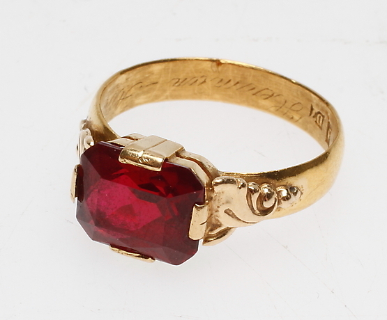 RING MED RÖD STEN, 18-23k guld, total vikt ca 6,5 gr. Smycken ...