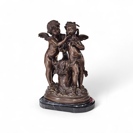 Ung man med Cupid. Bronsskulptur på marmorbas., såld på svensk auktion för 2 643 kr