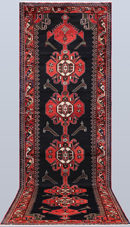 ORIENTMATTA. Figural Hamadan gallerimodell, 408 x 130 cm. på auktion hos Gomér & Andersson Nyköping