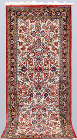 ORIENTMATTA. Ghom part silk, gallerimodell, 204 x 82 cm. på auktion hos Gomér & Andersson Nyköping