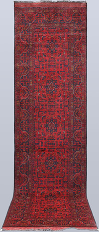 ORIENTMATTA. Afghan gallerimodell, 297 x 74 cm. på auktion hos Gomér & Andersson Nyköping