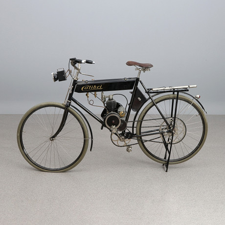 HUSQVARNA CYKEL MED MONTERAD HJÄLPMOTOR, COLIBRI. Lackerad och förkormad metall. 1910-tal.