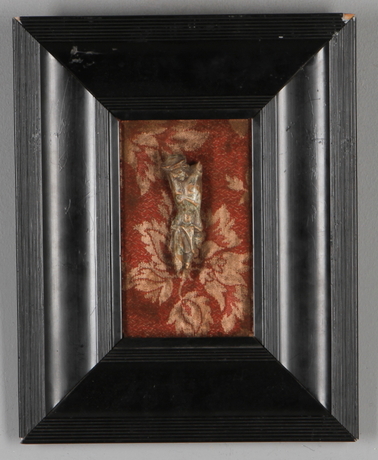 FRAGMENT, från krucifix, monterat i ram.