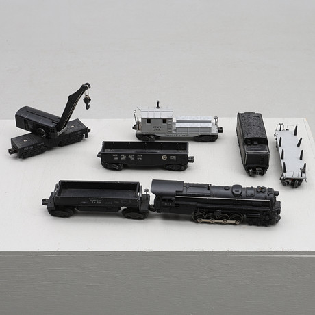 MODEL TRAIN. American train, 1940s, locomotive and 5 carriages. Toys ...