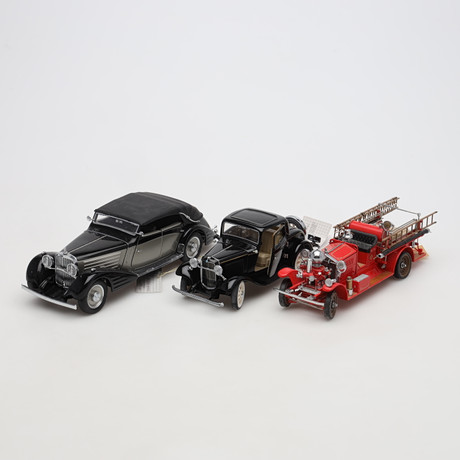 MODELLBILAR, 3 stycken, 1:24, bland annat Ford.