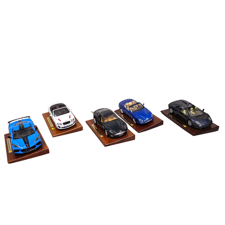 1/18 SKALA SAMLING AV 5 LYXBILAR. ASTON MARTIN, MASERATI, LAMORGHINI, BENTLEY OCH CHEVROLET.