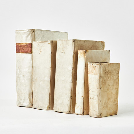 PERGAMENTBAND, 5 vol., bl.a. Erasmus, 1670, Tacitus, 1665, Cicero, 1684. på auktion hos Stockholms Auktionsverk Magasin 5