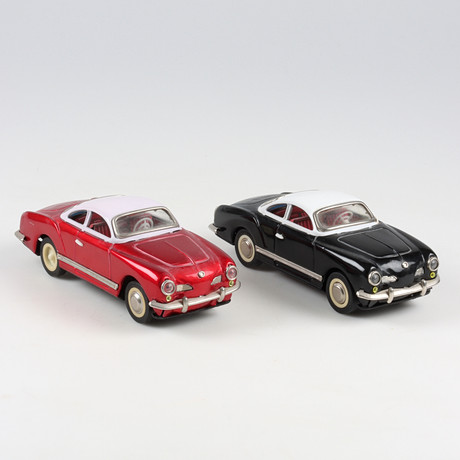 MODELLBILAR, 2 st, litograferad plåt, Volkswagen Karmann Ghia, 1900-talets andra hälft.