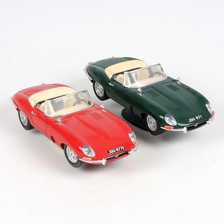 MODELLBILAR 2 st, Jaguar E-Type, Bburago, Italien, 19/2000-tal.