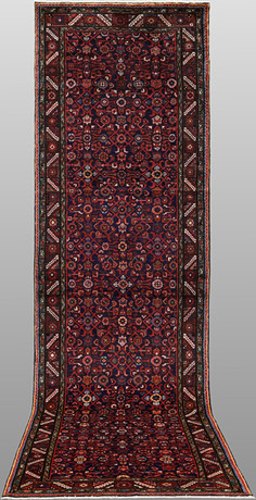 ORIENTMATTA. Hamadan gallerimodell signerad, 445 x 108 cm. på auktion hos Gomér & Andersson Nyköping