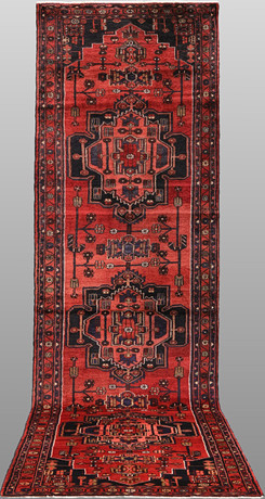 ORIENTMATTA. Hamadan gallerimodell, 420 x 110 cm. på auktion hos Gomér & Andersson Nyköping
