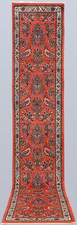 ORIENTMATTA. Saruk gallerimodell, 440 x 81 cm. på auktion hos Gomér & Andersson Nyköping