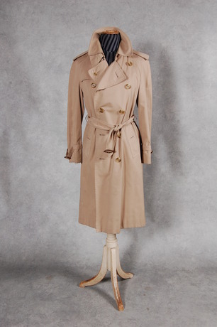 BURBERRY, trenchcoat.