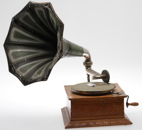 TRATTGRAMMOFON. Sekelskiftet 1900.