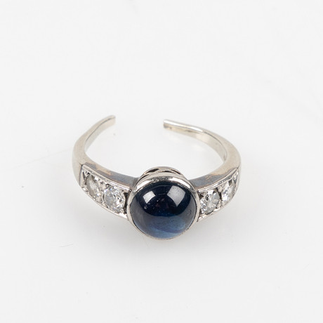 RING, 14K guld, cabochonslipad safir samt diamanter, otydlig mästarstämpel. på auktion hos Stockholms Auktionsverk Helsingborg